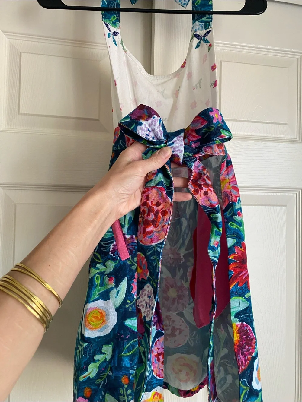 🌼  Gorgeous NWOT Anthropology Apron with beaded and embroidered bees